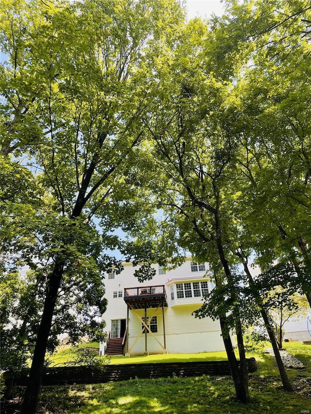 view of front of house featuring a front lawn