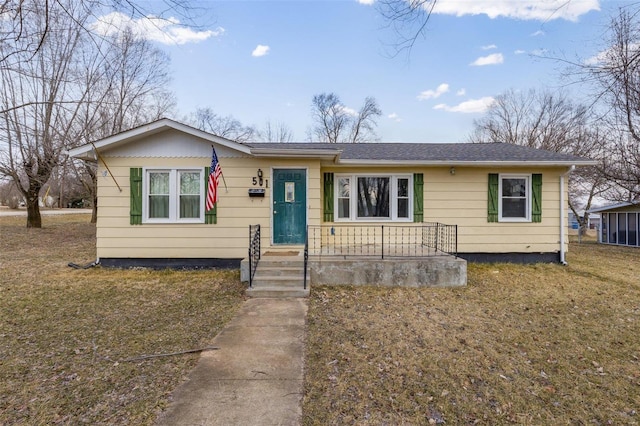 view of front facade featuring a front yard