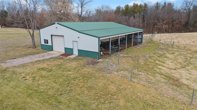 view of outdoor structure with an outdoor structure, driveway, and an exterior structure