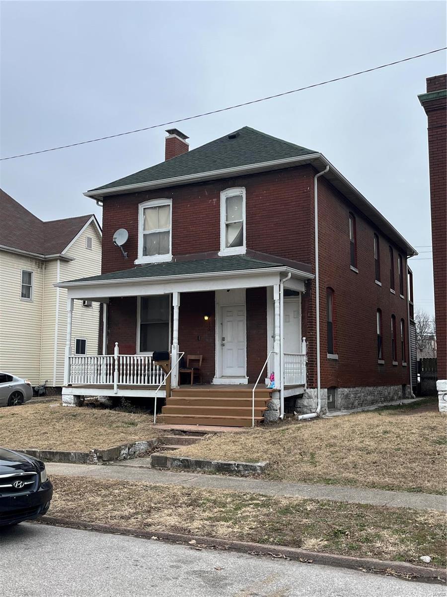 view of front of property featuring covered porch