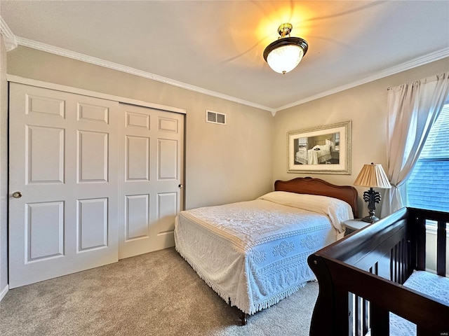 bedroom featuring a closet, carpet flooring, visible vents, and crown molding