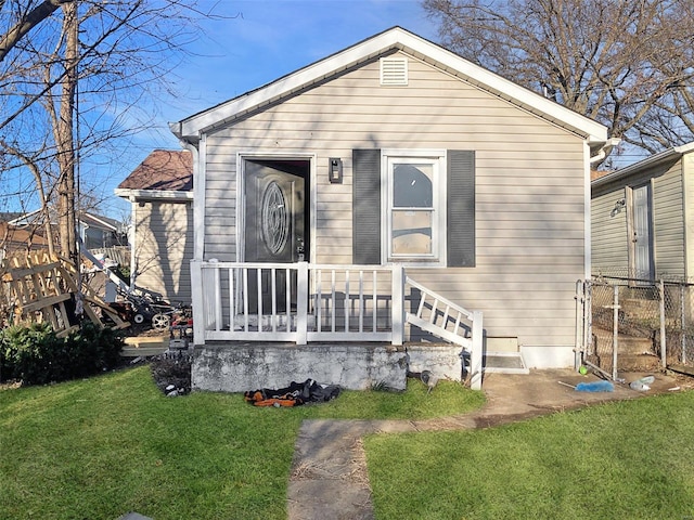 view of front of property featuring a front lawn