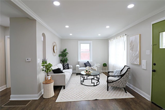 living area featuring recessed lighting, crown molding, baseboards, and wood finished floors