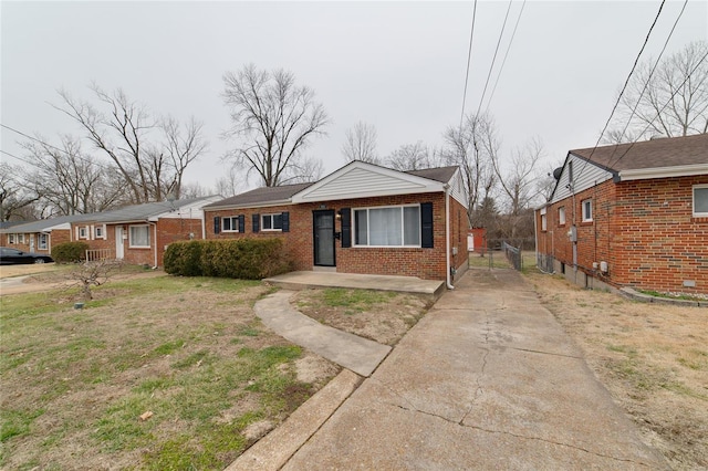 view of front of property featuring a front yard