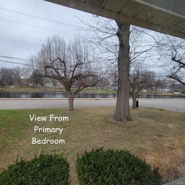 view of yard featuring a water view