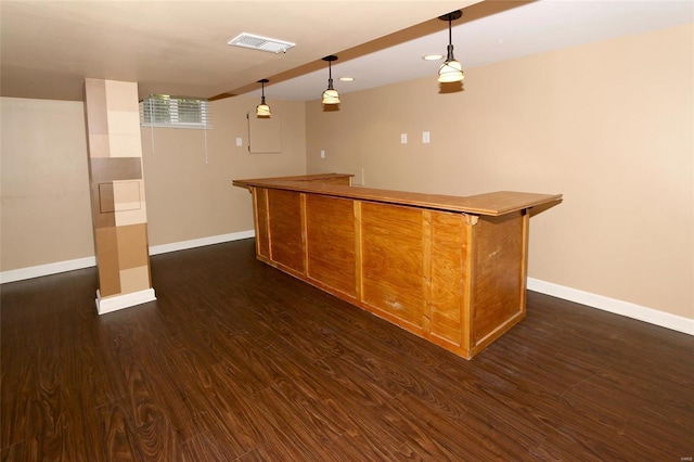 bar featuring visible vents, baseboards, a bar, and dark wood-style flooring