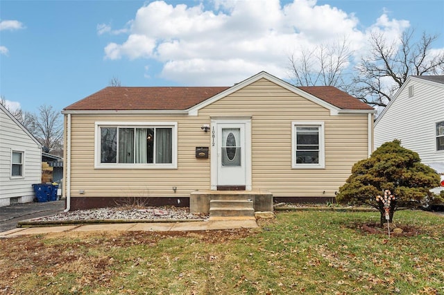 view of front of home featuring a front yard