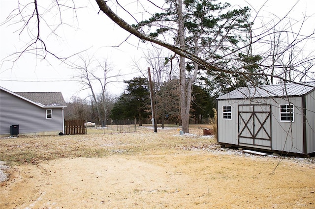 view of yard featuring a shed