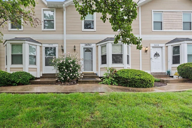 view of front of house featuring entry steps and a front yard