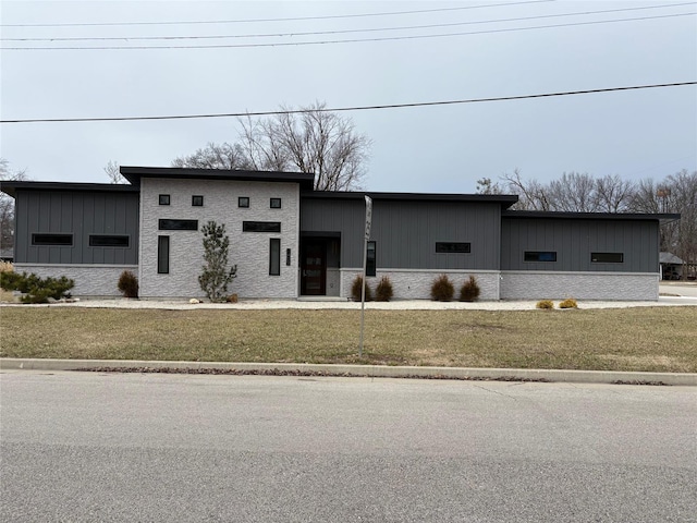 view of front of property featuring a front lawn