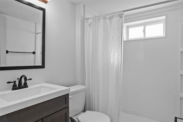 bathroom with vanity, a shower with shower curtain, and toilet