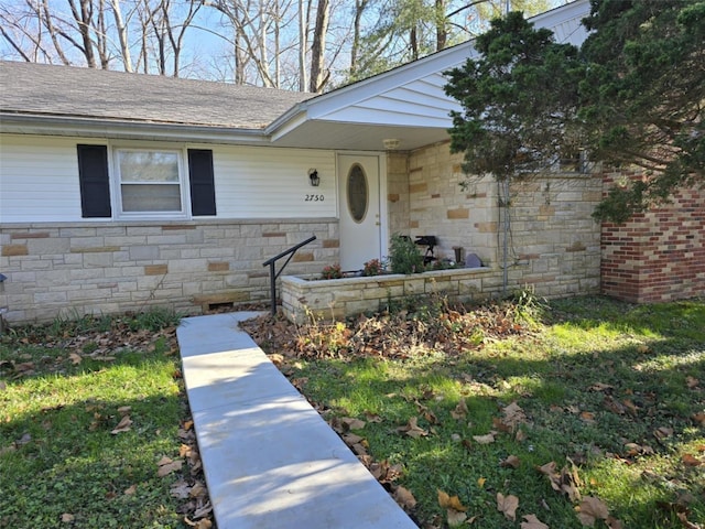 property entrance featuring a yard