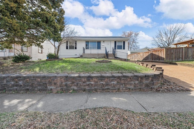 view of front facade featuring a front lawn and fence