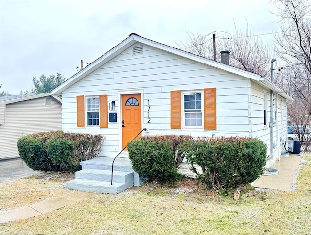 view of front of home featuring central AC unit and a front yard