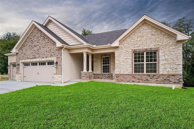 craftsman house featuring a garage and a front lawn