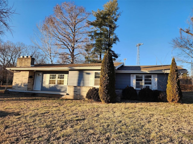 view of front of house featuring a front yard