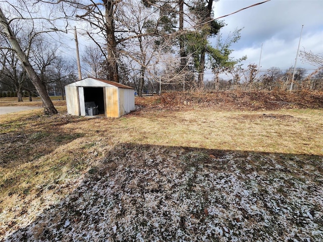 view of yard with a shed