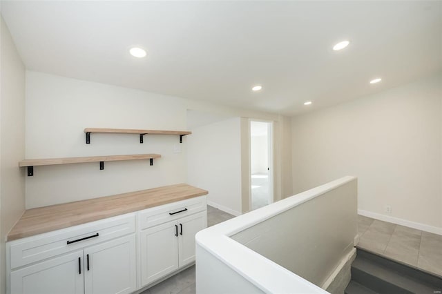 bar with baseboards and recessed lighting