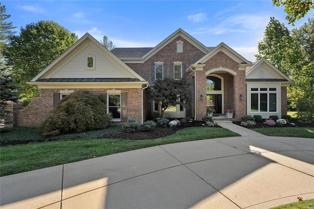 view of front of home featuring a front lawn