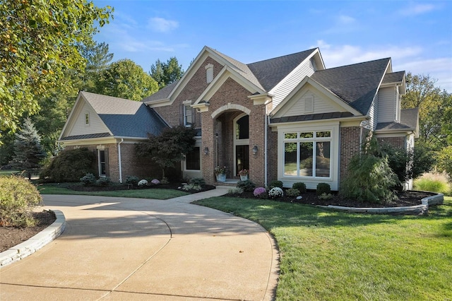 view of front of property featuring a front lawn