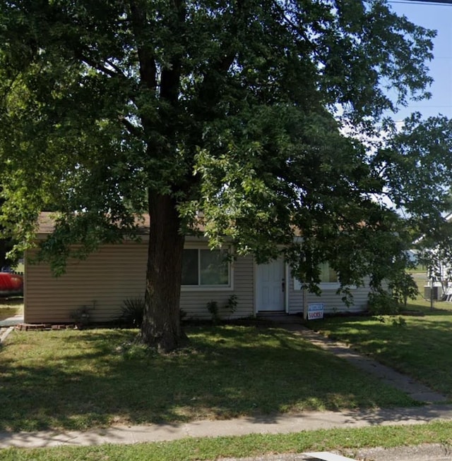 view of front of house with a front lawn