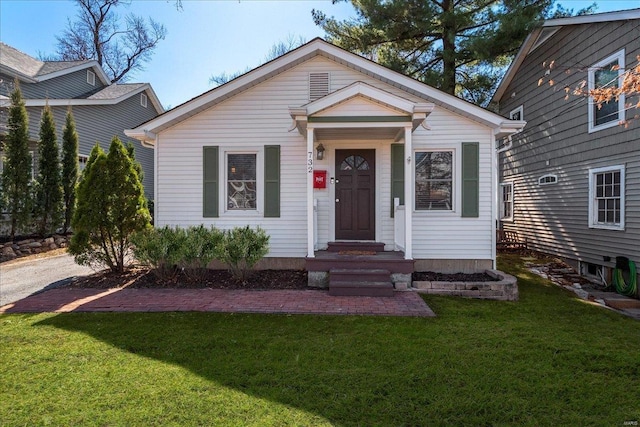 view of front of property with a front yard