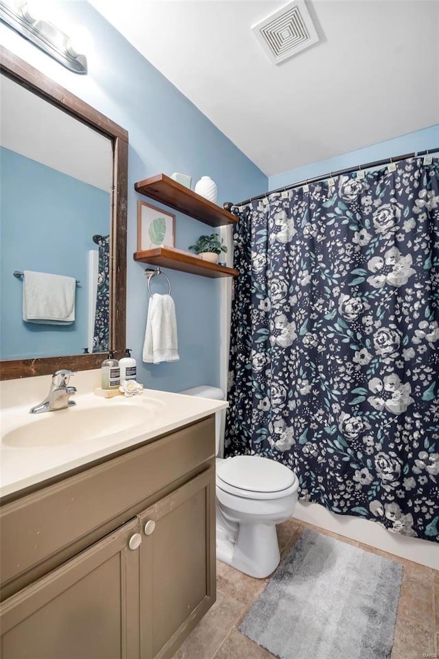 full bathroom featuring visible vents, curtained shower, toilet, and vanity