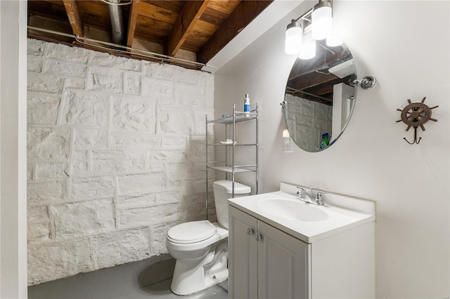 bathroom featuring a shower with shower curtain, toilet, and vanity