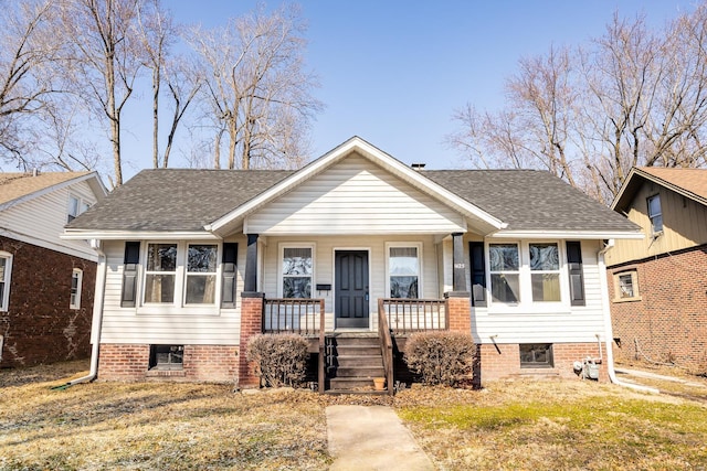 view of front of home with covered porch and a front lawn