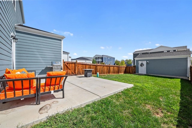 view of yard featuring fence, an outdoor hangout area, and a patio