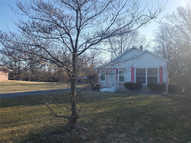 view of front of home with a front lawn