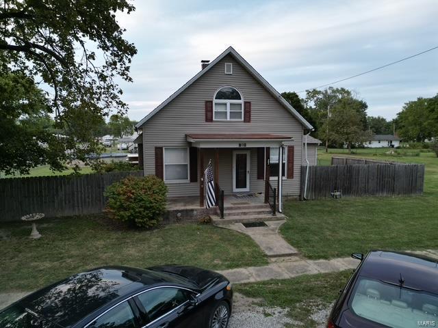 bungalow-style home featuring a front lawn and a porch