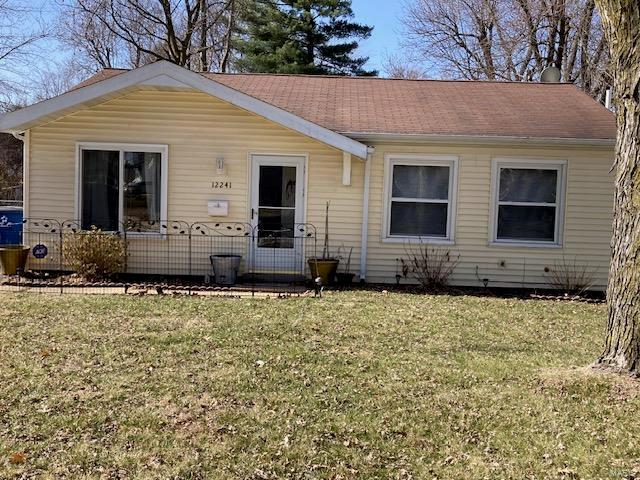 view of front of property with a front lawn