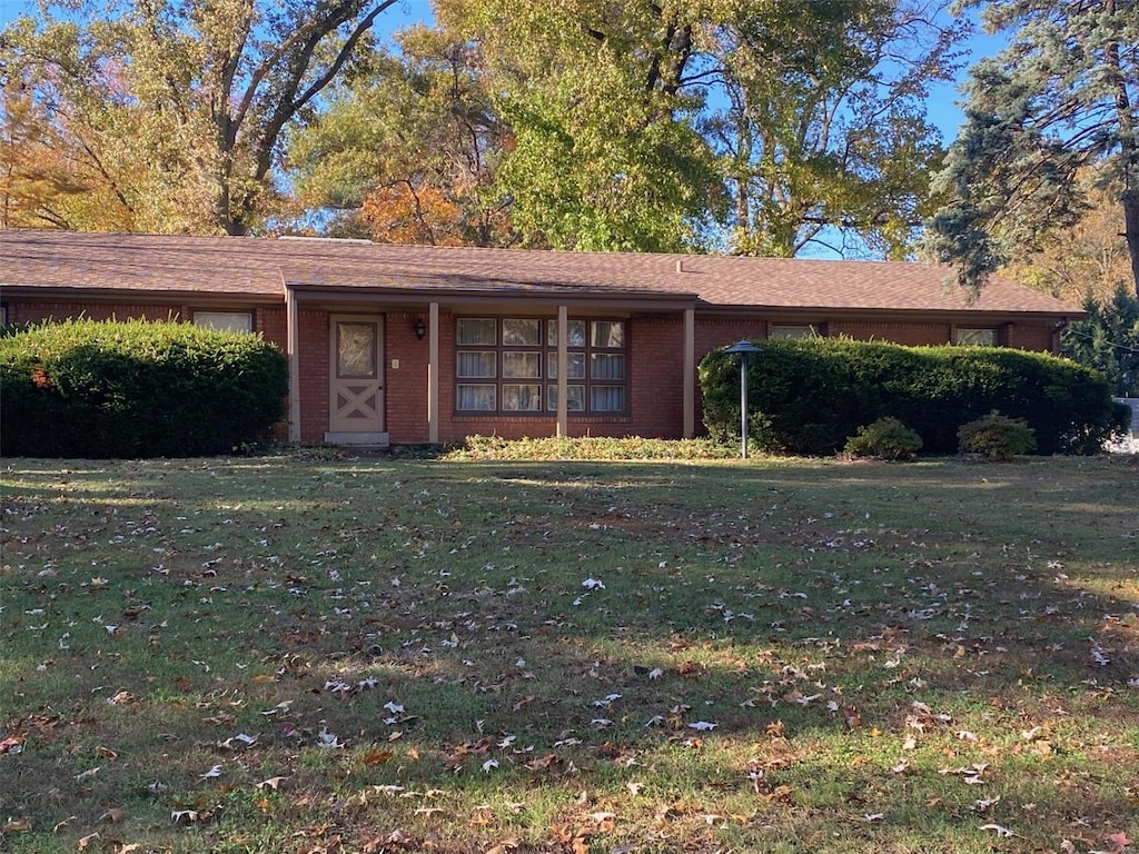 ranch-style house with brick siding and a front yard