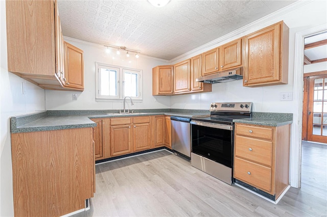 kitchen featuring crown molding, stainless steel appliances, light wood-type flooring, and sink