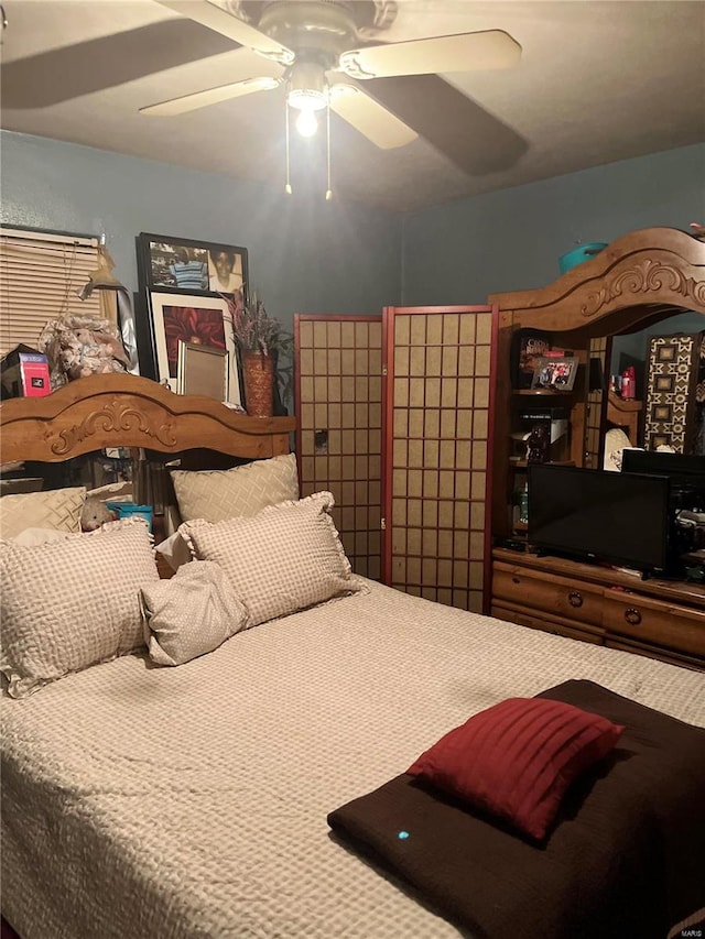 bedroom featuring ceiling fan