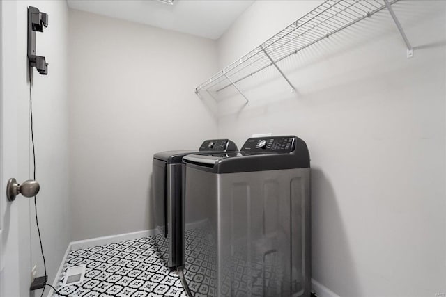 washroom featuring laundry area, baseboards, and independent washer and dryer