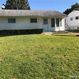 view of front of home featuring a front lawn