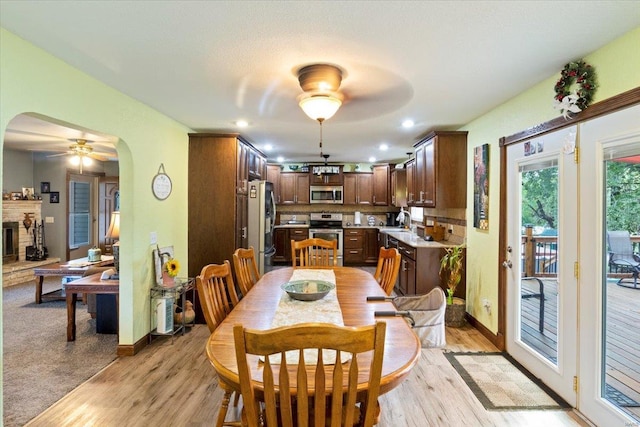 dining area with sink, ceiling fan, and light hardwood / wood-style floors