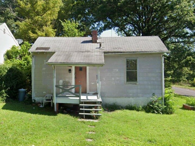 view of front of property with a front lawn