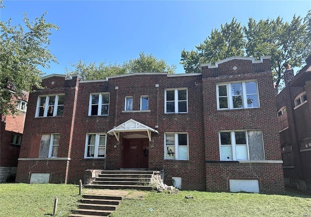 view of front of house featuring a front lawn