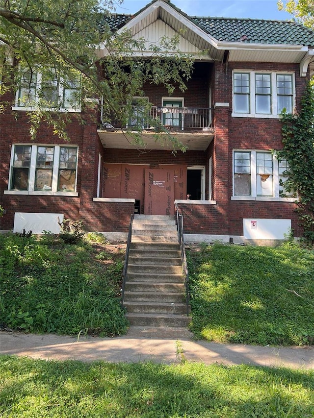 view of front of house featuring a balcony