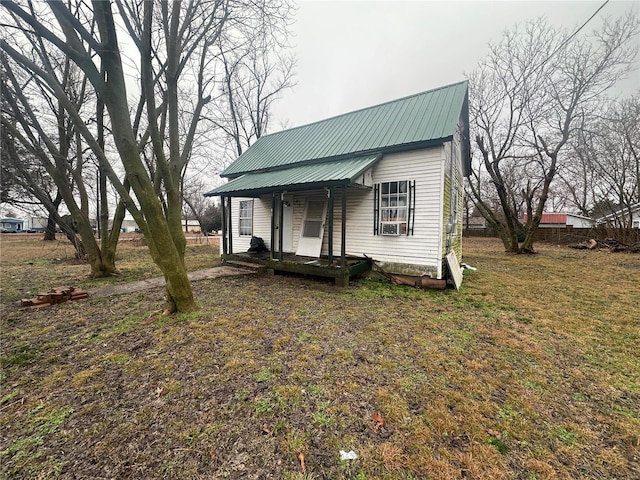 view of front of property with a front lawn