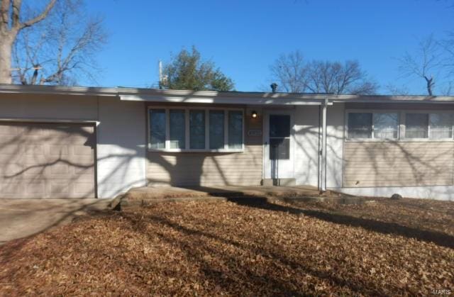 view of front of property featuring a garage and concrete driveway