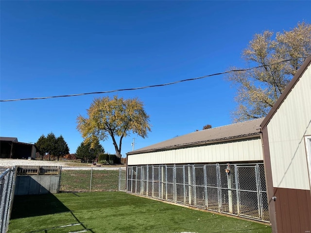 view of yard featuring an outdoor structure