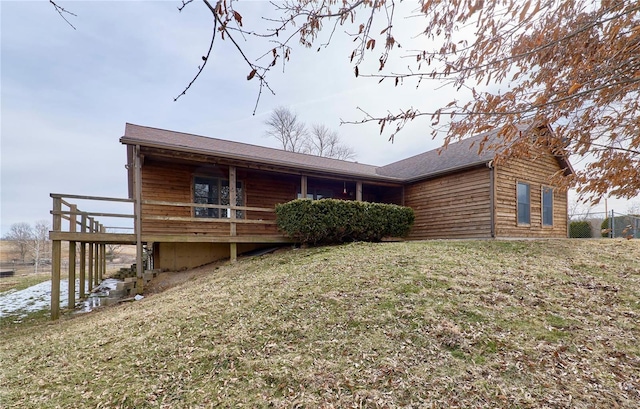 view of front of property featuring a front lawn