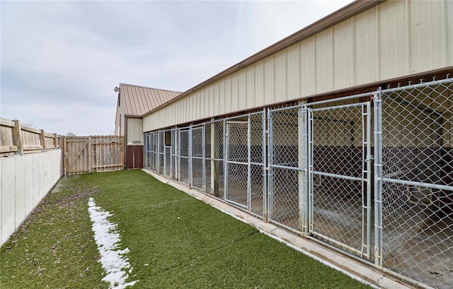 view of yard featuring an outdoor structure