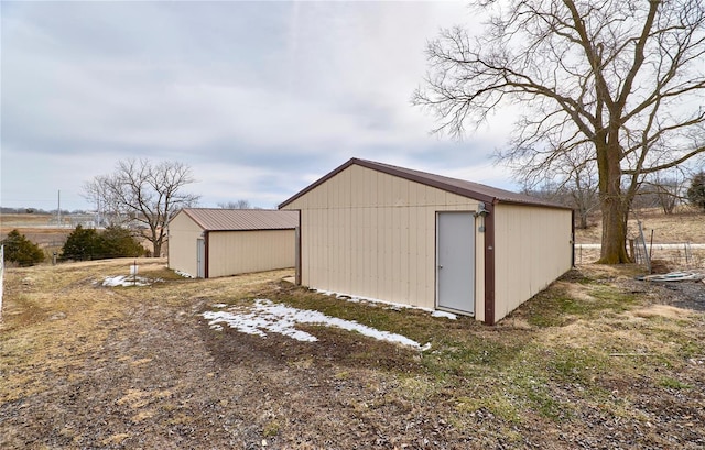 view of outdoor structure featuring an outbuilding