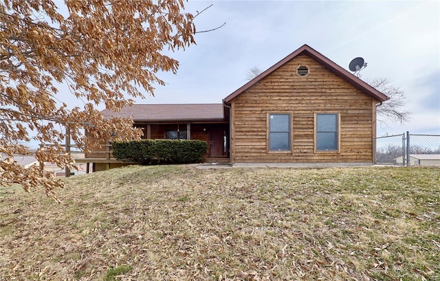 view of front of house featuring fence and a front lawn