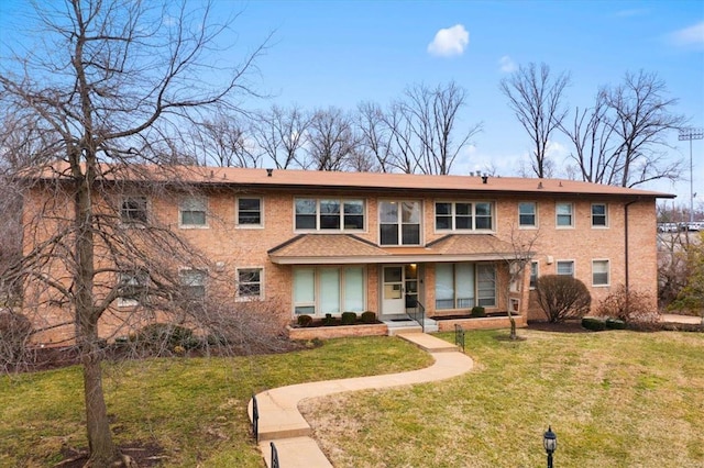 view of front of home featuring a front yard